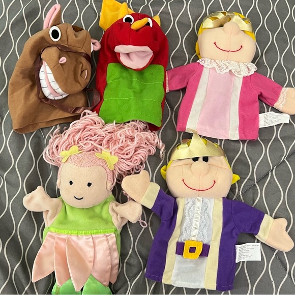 Puppet set, with door display and 5 king and queen and princess themed puppets - Picture 2 of 4
